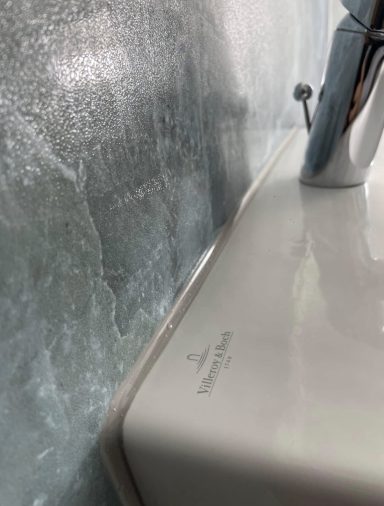 Neu Verfugung an einem Waschtisch